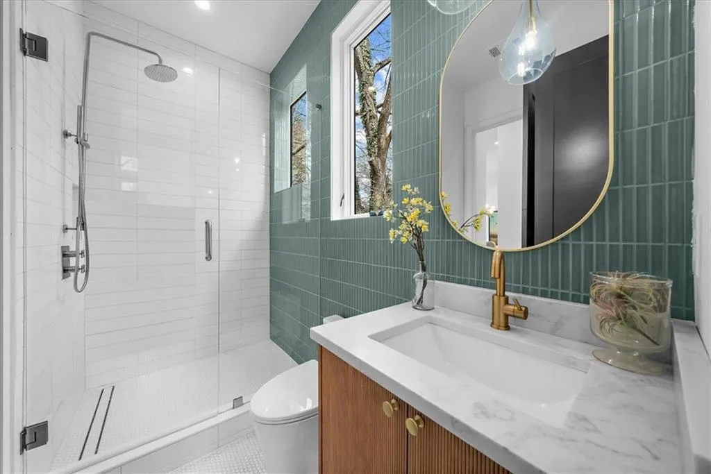 Main floor "Jack & Jill" bathroom, access from a guest bedroom and common areas
