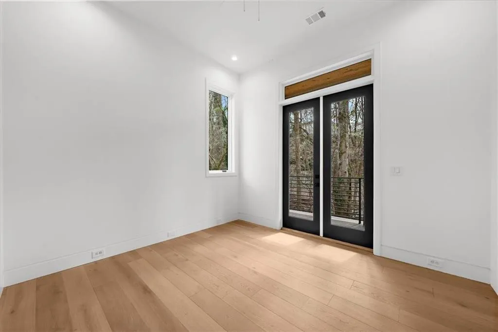Upper floor guest bedroom 2