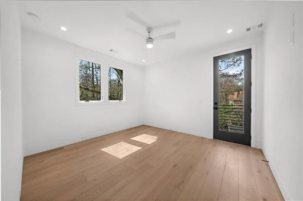 Upper floor guest bedroom 1