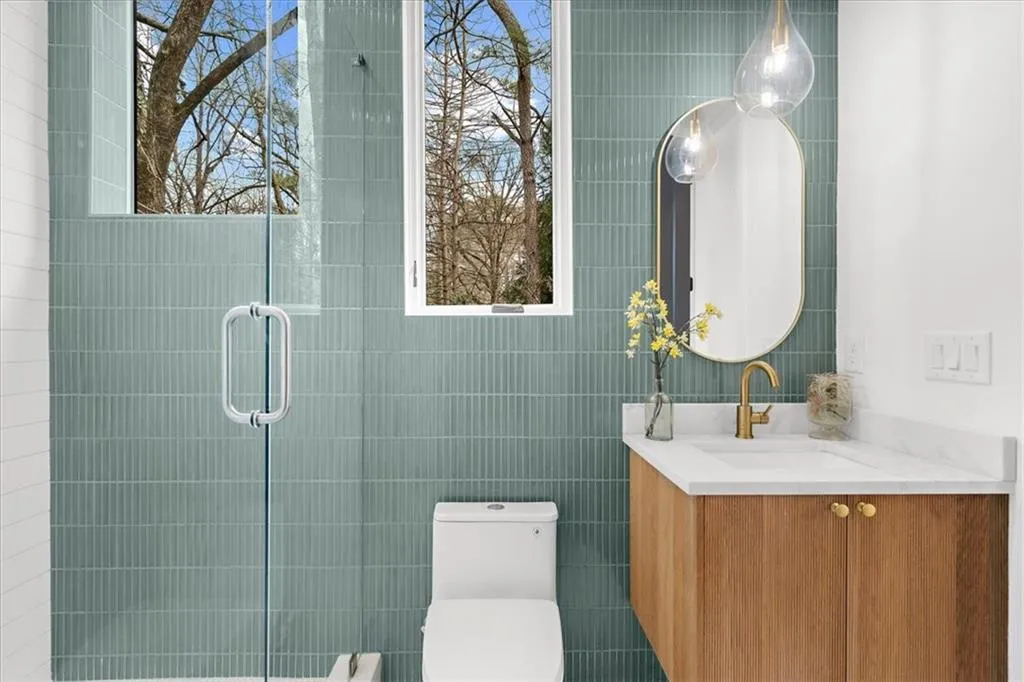 Main floor "Jack & Jill" bathroom, access from a guest bedroom and common areas
