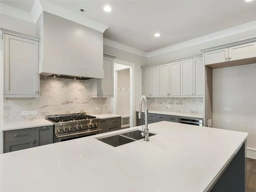 5300 Green Hill Place Ne, Atlanta, Georgia 30342, 5 Bedrooms Bedrooms, ,5 BathroomsBathrooms,Residential,Sold,5300 Green Hill Place Ne,6528527