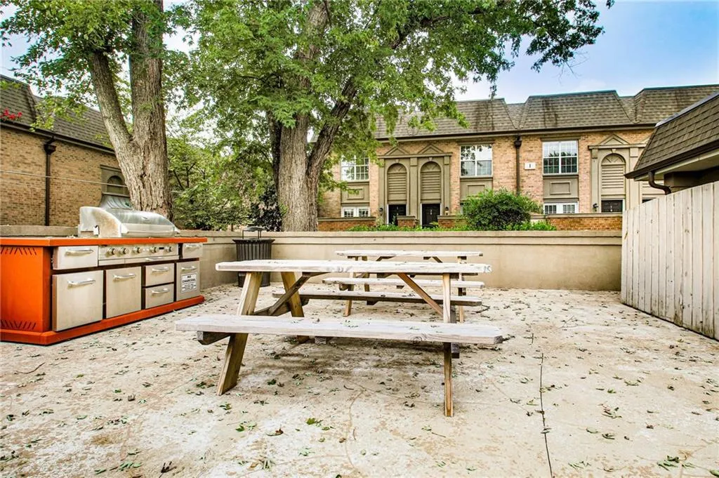 6980 Roswell Road Unit H5, Atlanta, Georgia 30328, 3 Bedrooms Bedrooms, ,2 BathroomsBathrooms,Residential,Sold,6980 Roswell Road Unit H5,7159801