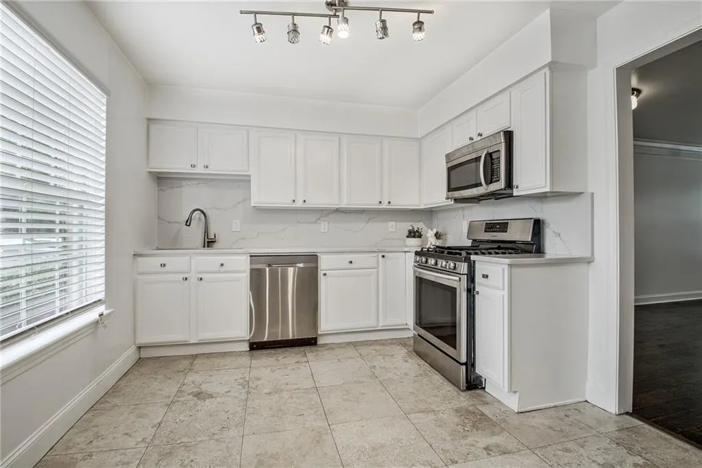 6980 Roswell Road Unit H5, Atlanta, Georgia 30328, 3 Bedrooms Bedrooms, ,2 BathroomsBathrooms,Residential,Sold,6980 Roswell Road Unit H5,7159801