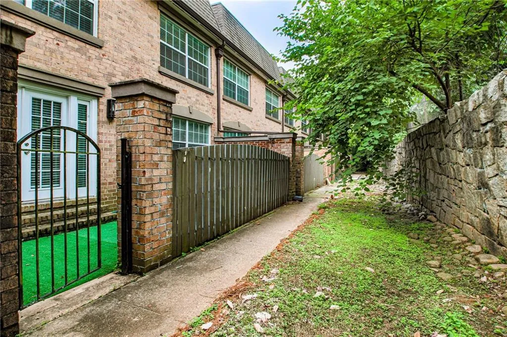6980 Roswell Road Unit H5, Atlanta, Georgia 30328, 3 Bedrooms Bedrooms, ,2 BathroomsBathrooms,Residential,Sold,6980 Roswell Road Unit H5,7159801
