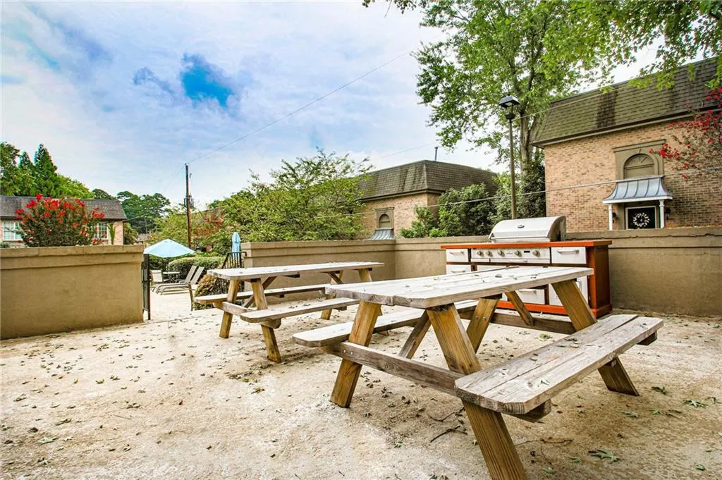 6980 Roswell Road Unit H5, Atlanta, Georgia 30328, 3 Bedrooms Bedrooms, ,2 BathroomsBathrooms,Residential,Sold,6980 Roswell Road Unit H5,7159801