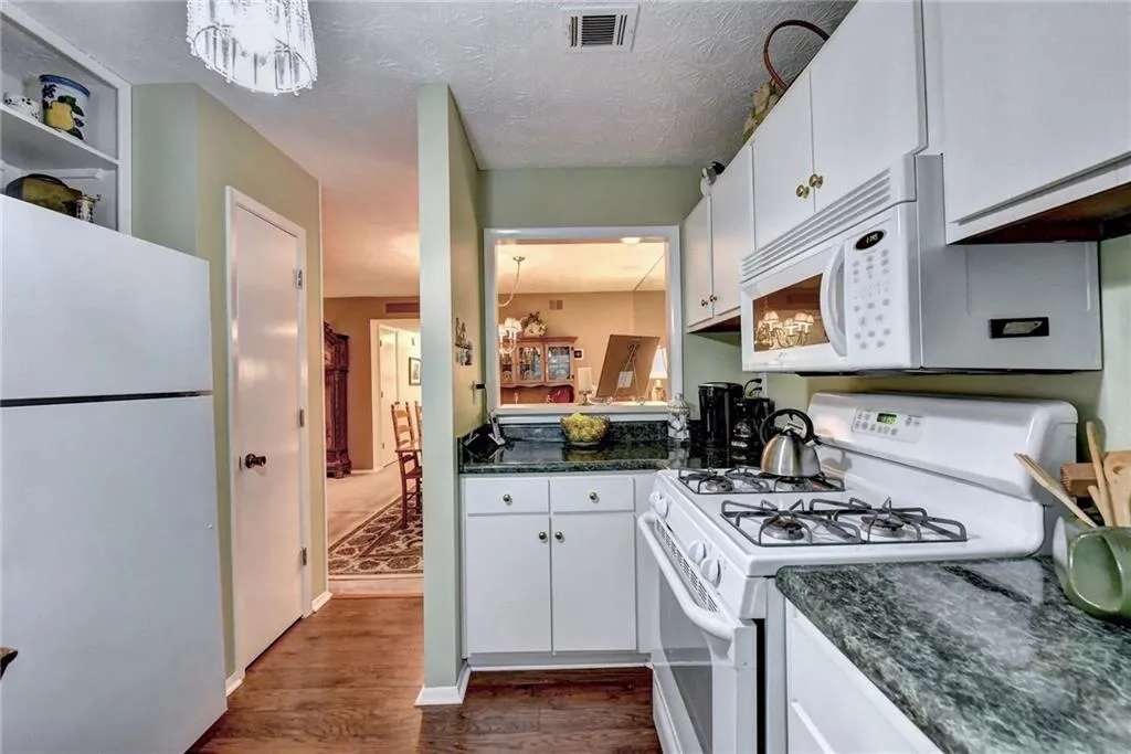 1103 Woodcliff Drive, Sandy Springs, Georgia 30350, 2 Bedrooms Bedrooms, ,2 BathroomsBathrooms,Residential,Sold,1103 Woodcliff Drive,6857187