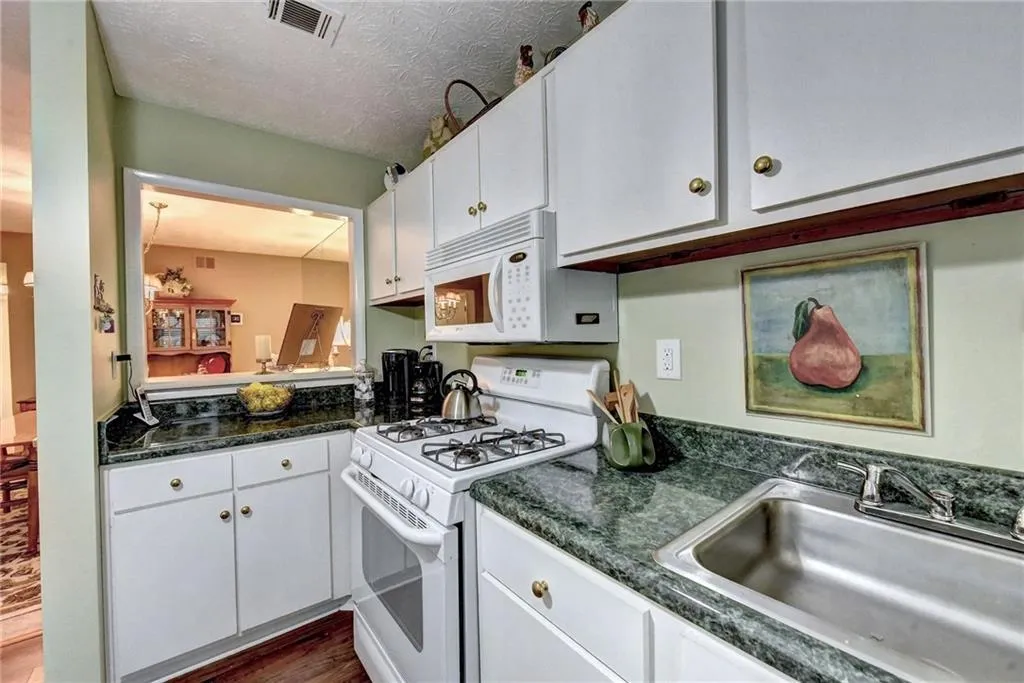 1103 Woodcliff Drive, Sandy Springs, Georgia 30350, 2 Bedrooms Bedrooms, ,2 BathroomsBathrooms,Residential,Sold,1103 Woodcliff Drive,6857187