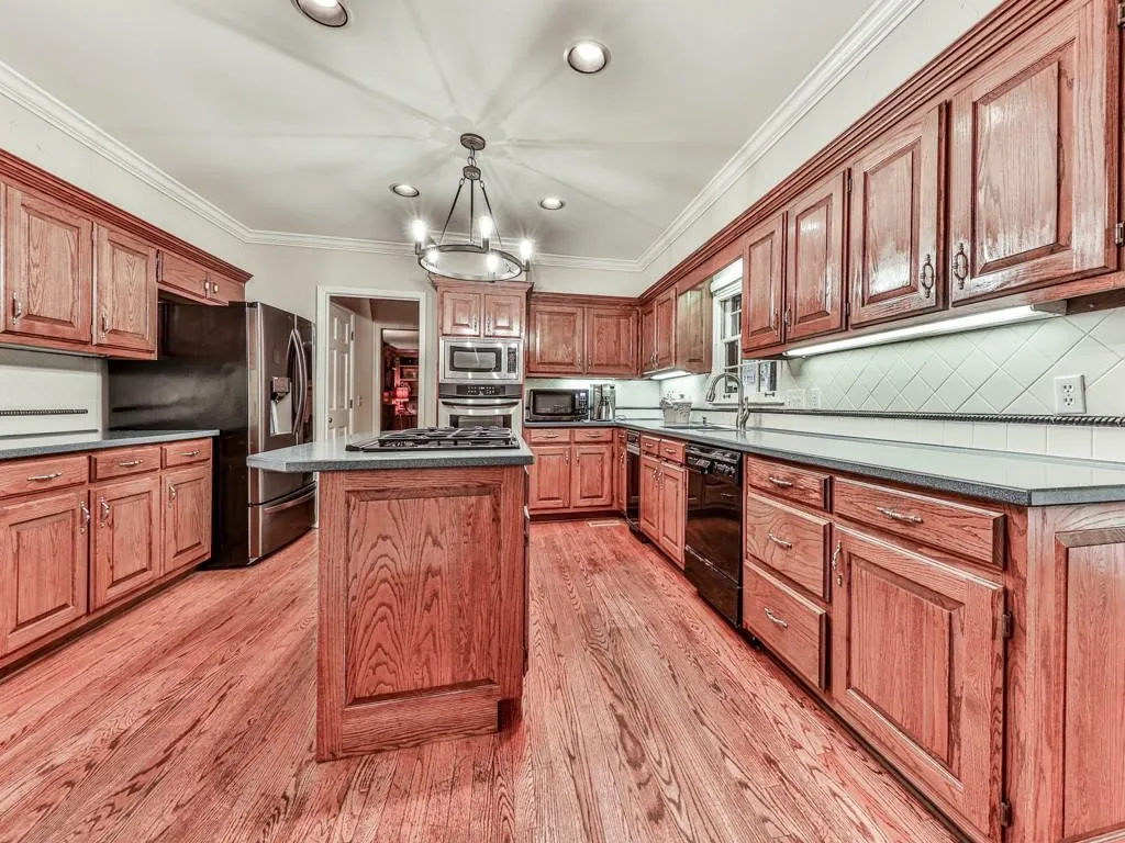 7690 Dunvegan Close, Sandy Springs, Georgia 30350, 4 Bedrooms Bedrooms, ,3 BathroomsBathrooms,Residential,Sold,7690 Dunvegan Close,6961774