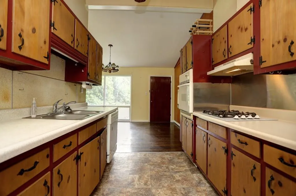 6436 N Hampton Drive Ne, Sandy Springs, Georgia 30328, 4 Bedrooms Bedrooms, ,2 BathroomsBathrooms,Residential,Sold,6436 N Hampton Drive Ne,5876672