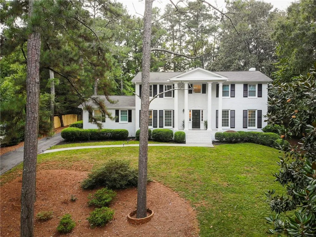 5680 Eden Roc Lane, Atlanta, Georgia 30342, 4 Bedrooms Bedrooms, ,4 BathroomsBathrooms,Residential,Sold,5680 Eden Roc Lane,6784403