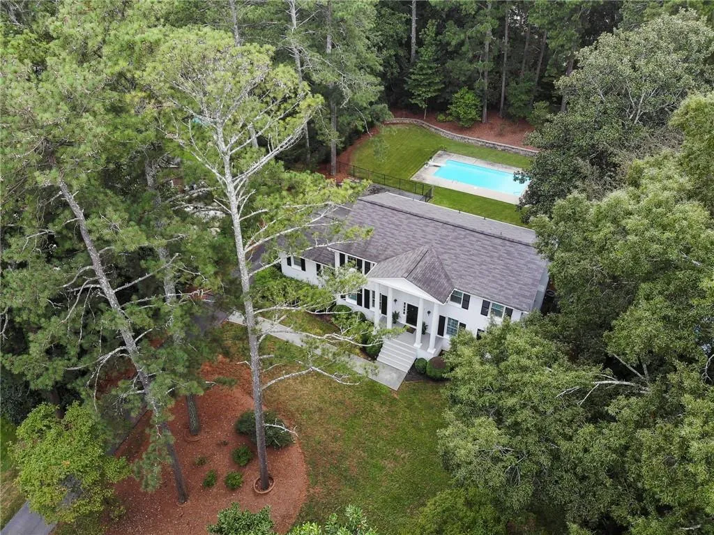 5680 Eden Roc Lane, Atlanta, Georgia 30342, 4 Bedrooms Bedrooms, ,4 BathroomsBathrooms,Residential,Sold,5680 Eden Roc Lane,6784403