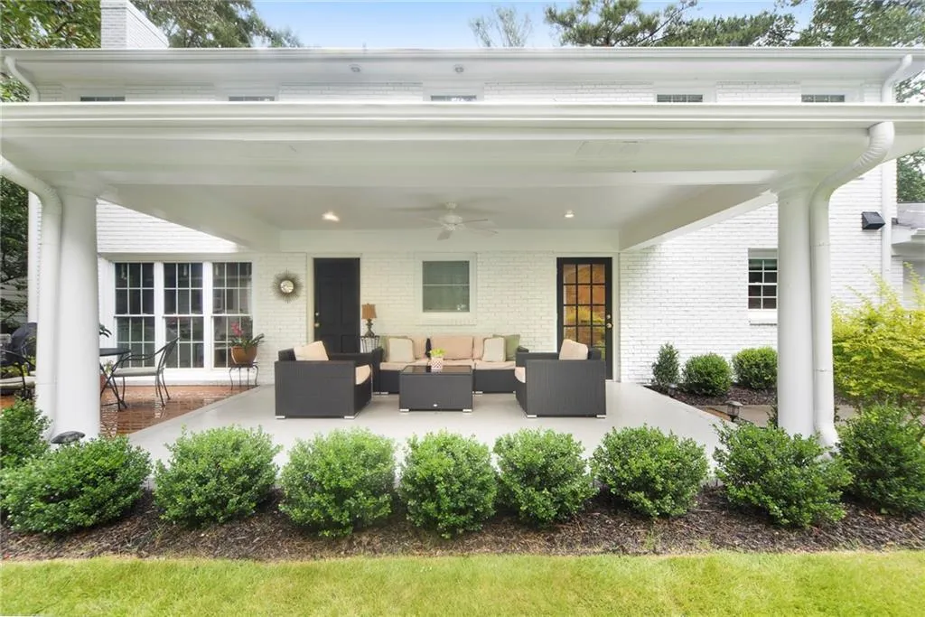 5680 Eden Roc Lane, Atlanta, Georgia 30342, 4 Bedrooms Bedrooms, ,4 BathroomsBathrooms,Residential,Sold,5680 Eden Roc Lane,6784403