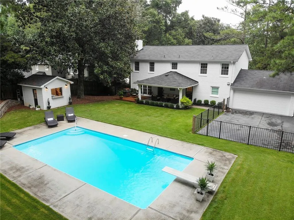 5680 Eden Roc Lane, Atlanta, Georgia 30342, 4 Bedrooms Bedrooms, ,4 BathroomsBathrooms,Residential,Sold,5680 Eden Roc Lane,6784403