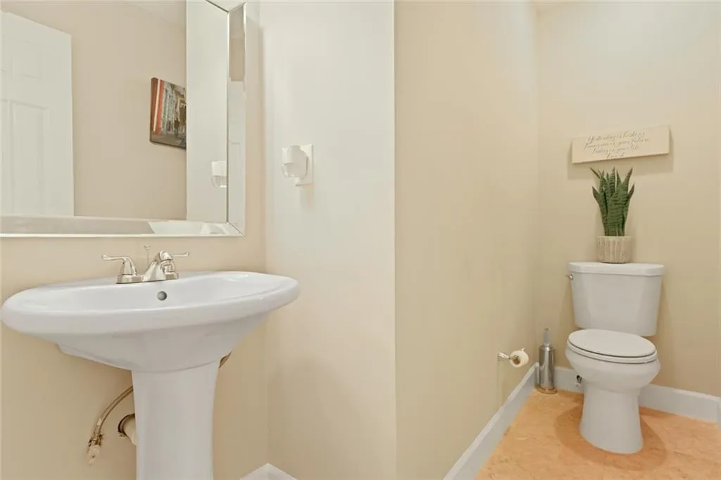 6980 Roswell Road Unit D1, Atlanta, Georgia 30328, 2 Bedrooms Bedrooms, ,1 BathroomBathrooms,Residential,Sold,6980 Roswell Road Unit D1,6645603