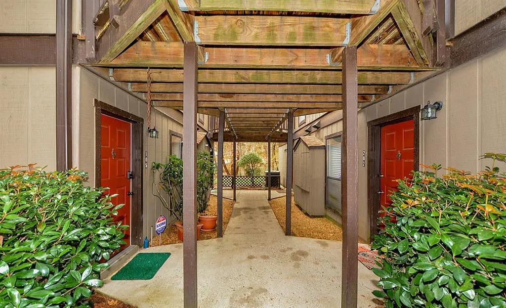 105 River Run Drive Unit 105, Sandy Springs, Georgia 30350, 1 Bedroom Bedrooms, ,1 BathroomBathrooms,Residential,Sold,105 River Run Drive Unit 105,5938700