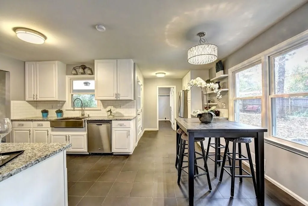 211 Hillswick Court, Sandy Springs, Georgia 30328, 3 Bedrooms Bedrooms, ,2 BathroomsBathrooms,Residential,Sold,211 Hillswick Court,6088300