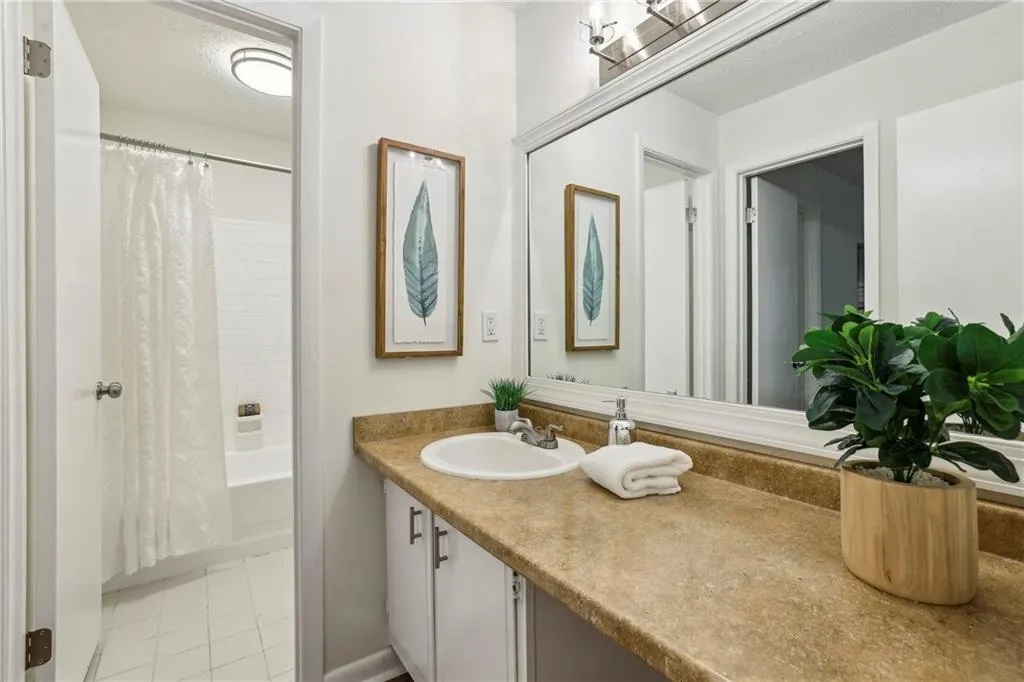 8740 Roswell Road Unit 5g, Sandy Springs, Georgia 30350, 2 Bedrooms Bedrooms, ,2 BathroomsBathrooms,Residential,For Sale,8740 Roswell Road Unit 5g,7616252