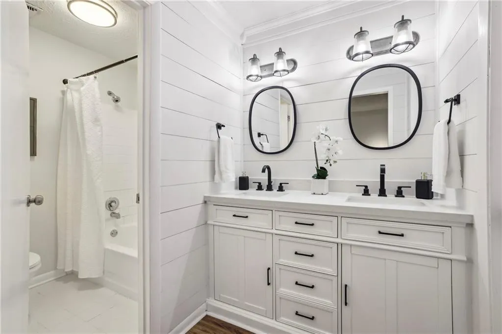 8740 Roswell Road Unit 5g, Sandy Springs, Georgia 30350, 2 Bedrooms Bedrooms, ,2 BathroomsBathrooms,Residential,For Sale,8740 Roswell Road Unit 5g,7616252