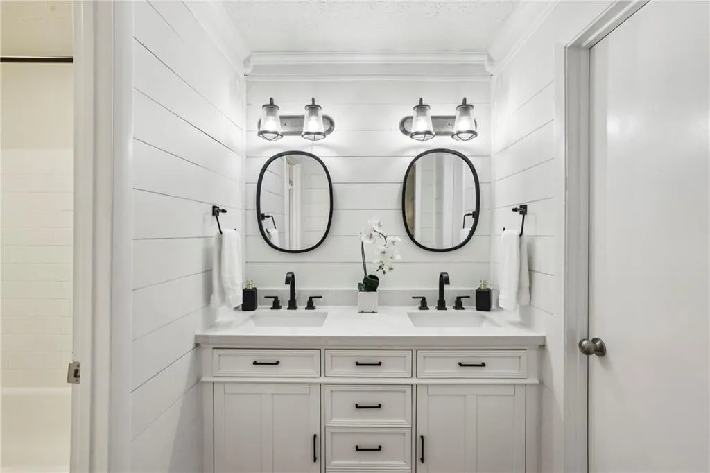 8740 Roswell Road Unit 5g, Sandy Springs, Georgia 30350, 2 Bedrooms Bedrooms, ,2 BathroomsBathrooms,Residential,For Sale,8740 Roswell Road Unit 5g,7616252