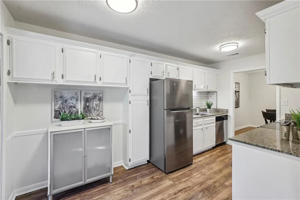 8740 Roswell Road Unit 5g, Sandy Springs, Georgia 30350, 2 Bedrooms Bedrooms, ,2 BathroomsBathrooms,Residential,For Sale,8740 Roswell Road Unit 5g,7616252