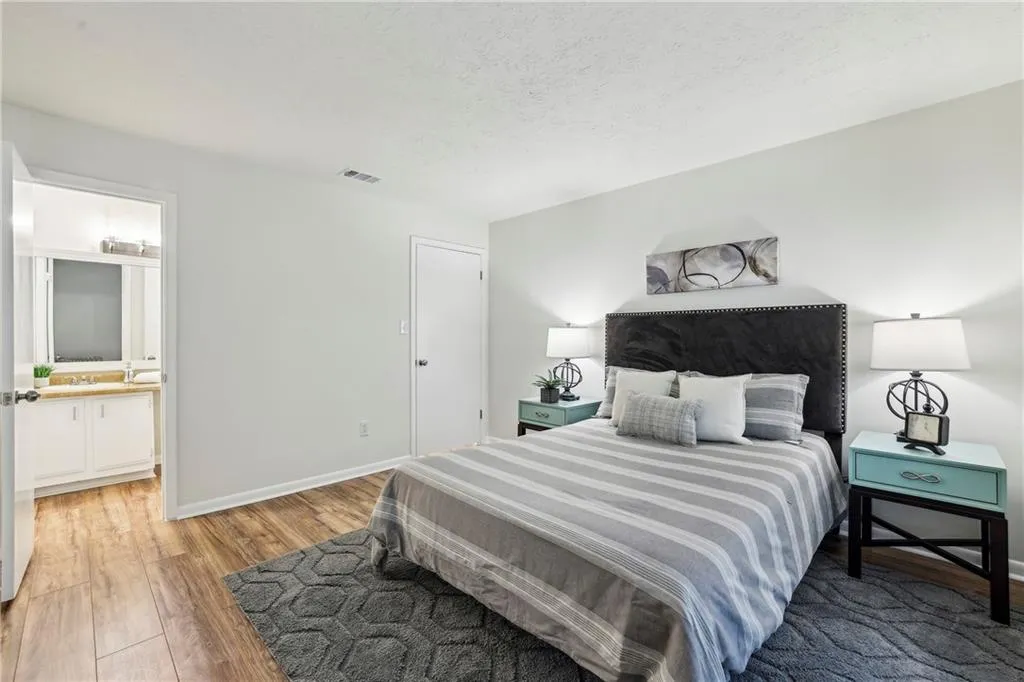 8740 Roswell Road Unit 5g, Sandy Springs, Georgia 30350, 2 Bedrooms Bedrooms, ,2 BathroomsBathrooms,Residential,For Sale,8740 Roswell Road Unit 5g,7616252