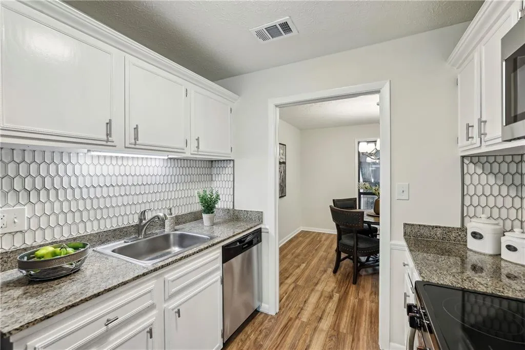 8740 Roswell Road Unit 5g, Sandy Springs, Georgia 30350, 2 Bedrooms Bedrooms, ,2 BathroomsBathrooms,Residential,For Sale,8740 Roswell Road Unit 5g,7616252