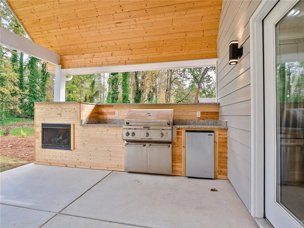 800 Sudbury Road Ne, Sandy Springs, Georgia 30328, 5 Bedrooms Bedrooms, ,3 BathroomsBathrooms,Residential,Sold,800 Sudbury Road Ne,6965731