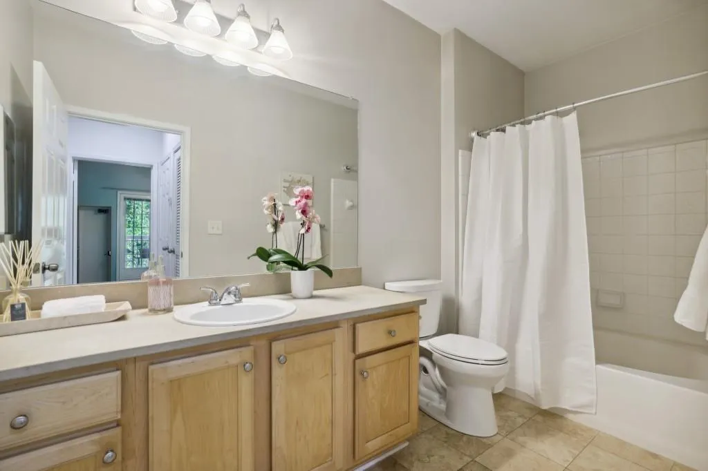 5641 Roswell Road Unit 110, Sandy Springs, Georgia 30342, 2 Bedrooms Bedrooms, ,2 BathroomsBathrooms,Residential,Sold,5641 Roswell Road Unit 110,7254509
