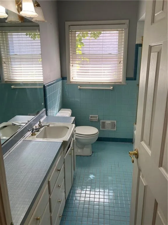 705 Glenforest Road, Atlanta, Georgia 30328, 3 Bedrooms Bedrooms, ,2 BathroomsBathrooms,Residential,Sold,705 Glenforest Road,6793581