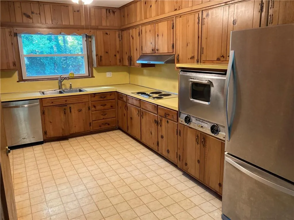 705 Glenforest Road, Atlanta, Georgia 30328, 3 Bedrooms Bedrooms, ,2 BathroomsBathrooms,Residential,Sold,705 Glenforest Road,6793581