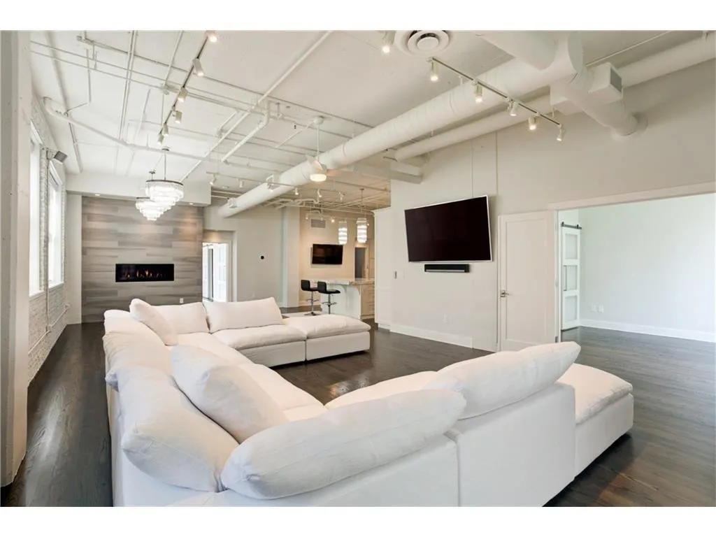 3235 Roswell Road Unit 511, Atlanta, Georgia 30305, 3 Bedrooms Bedrooms, ,3 BathroomsBathrooms,Residential,Sold,3235 Roswell Road Unit 511,5806262
