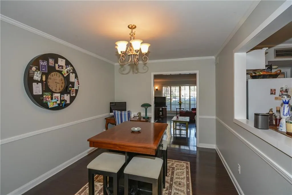 5400 Roswell Road Unit E5, Atlanta, Georgia 30342, 2 Bedrooms Bedrooms, ,1 BathroomBathrooms,Residential,Sold,5400 Roswell Road Unit E5,5662788
