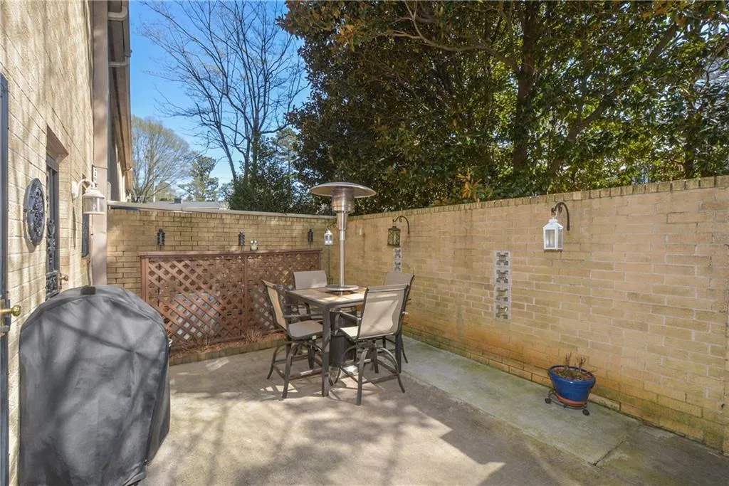 5400 Roswell Road Unit E5, Atlanta, Georgia 30342, 2 Bedrooms Bedrooms, ,1 BathroomBathrooms,Residential,Sold,5400 Roswell Road Unit E5,5662788