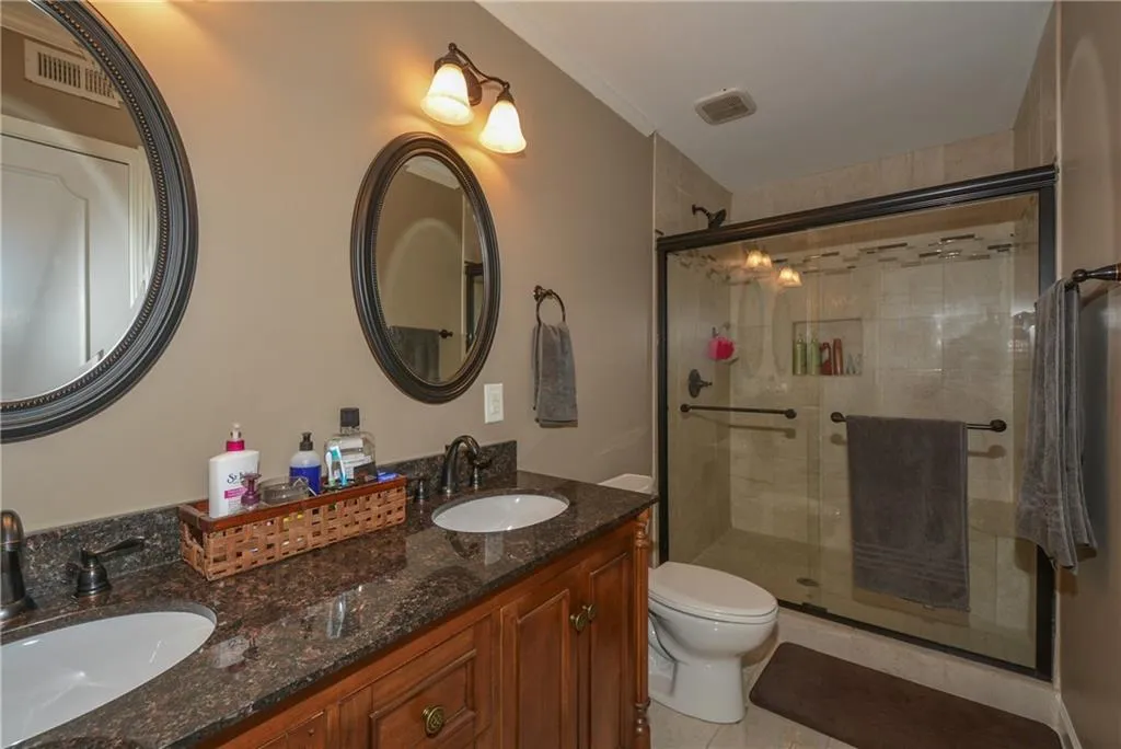 5400 Roswell Road Unit E5, Atlanta, Georgia 30342, 2 Bedrooms Bedrooms, ,1 BathroomBathrooms,Residential,Sold,5400 Roswell Road Unit E5,5662788