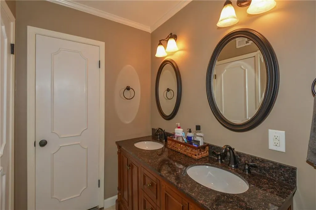 5400 Roswell Road Unit E5, Atlanta, Georgia 30342, 2 Bedrooms Bedrooms, ,1 BathroomBathrooms,Residential,Sold,5400 Roswell Road Unit E5,5662788