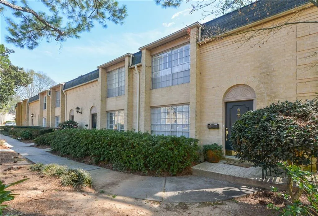 5400 Roswell Road Unit E5, Atlanta, Georgia 30342, 2 Bedrooms Bedrooms, ,1 BathroomBathrooms,Residential,Sold,5400 Roswell Road Unit E5,5662788