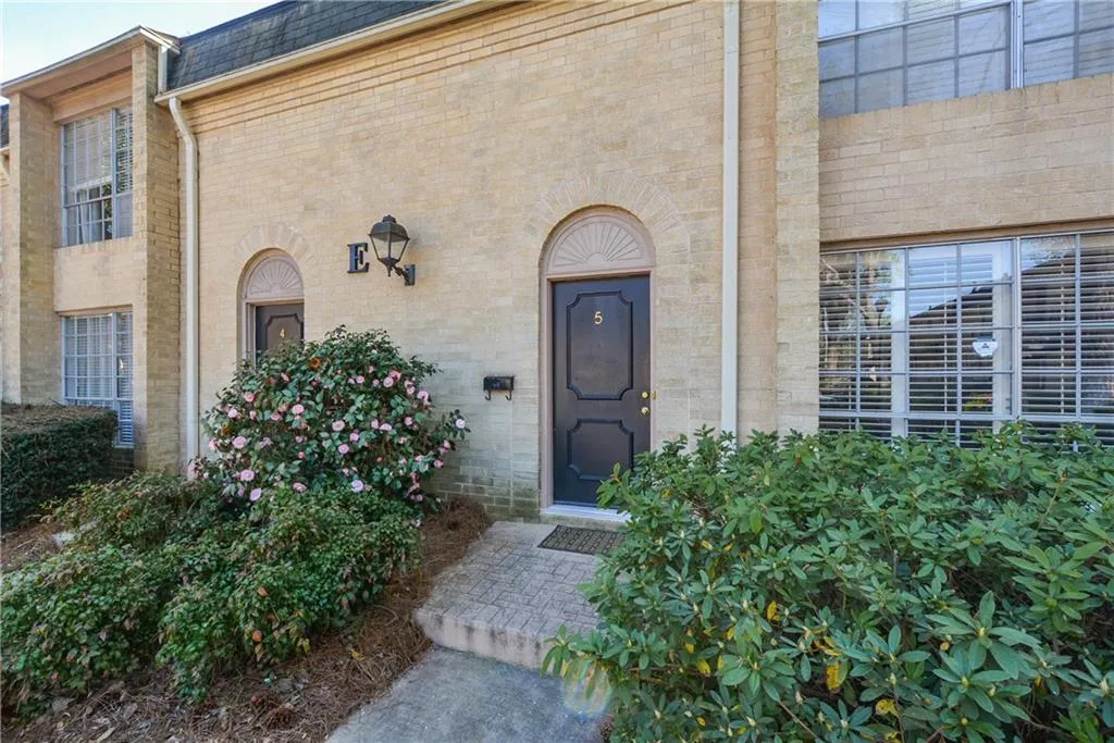 5400 Roswell Road Unit E5, Atlanta, Georgia 30342, 2 Bedrooms Bedrooms, ,1 BathroomBathrooms,Residential,Sold,5400 Roswell Road Unit E5,5662788
