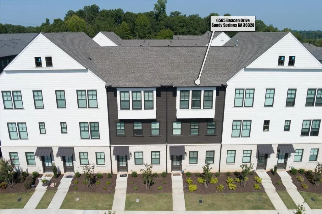 6565 Beacon Drive Unit 322, Sandy Springs, Georgia 30328, 3 Bedrooms Bedrooms, ,3 BathroomsBathrooms,Residential,Sold,6565 Beacon Drive Unit 322,7267471