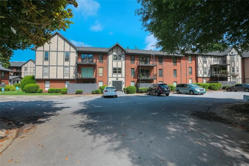 6851 Roswell Road Unit F8, Atlanta, Georgia 30328, 2 Bedrooms Bedrooms, ,2 BathroomsBathrooms,Residential,Sold,6851 Roswell Road Unit F8,6905878