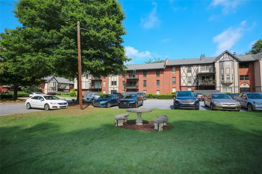 6851 Roswell Road Unit F8, Atlanta, Georgia 30328, 2 Bedrooms Bedrooms, ,2 BathroomsBathrooms,Residential,Sold,6851 Roswell Road Unit F8,6905878