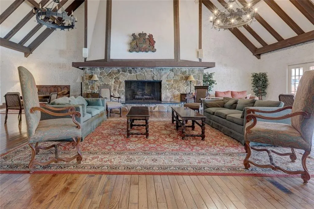 6851 Roswell Road Unit F8, Atlanta, Georgia 30328, 2 Bedrooms Bedrooms, ,2 BathroomsBathrooms,Residential,Sold,6851 Roswell Road Unit F8,6905878