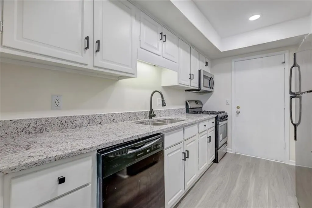 6851 Roswell Road Unit F8, Atlanta, Georgia 30328, 2 Bedrooms Bedrooms, ,2 BathroomsBathrooms,Residential,Sold,6851 Roswell Road Unit F8,6905878