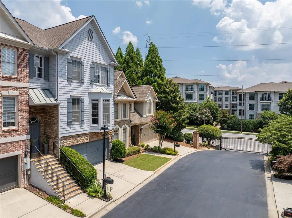 196 Mystic Court, Atlanta, Georgia 30342, 4 Bedrooms Bedrooms, ,3 BathroomsBathrooms,Residential,For Sale,196 Mystic Court,7643183