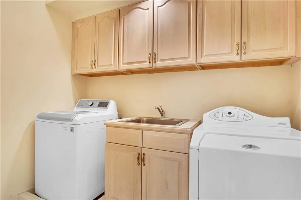 35 Sherington Place, Sandy Springs, Georgia 30350, 5 Bedrooms Bedrooms, ,5 BathroomsBathrooms,Residential,Sold,35 Sherington Place,6802803