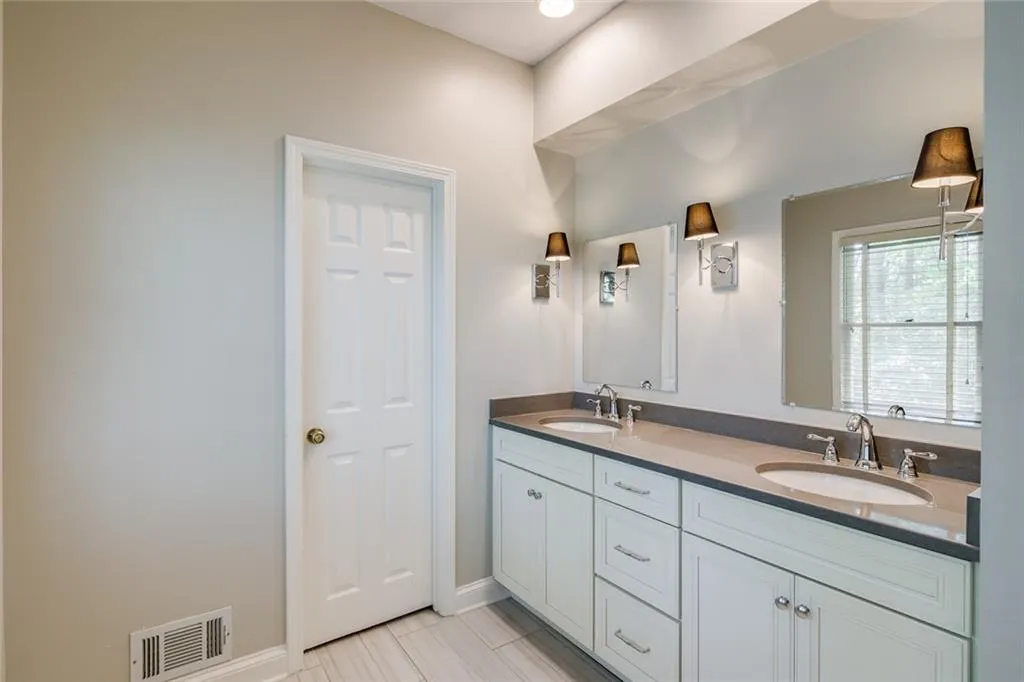 125 Classic Cove, Sandy Springs, Georgia 30350, 5 Bedrooms Bedrooms, ,4 BathroomsBathrooms,Residential,Sold,125 Classic Cove,6725022