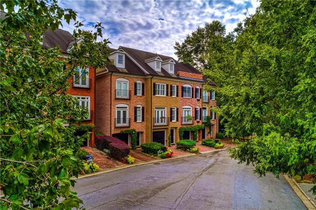 3251 Buckhead Forest Mews Ne, Atlanta, Georgia 30305, 2 Bedrooms Bedrooms, ,2 BathroomsBathrooms,Residential,Sold,3251 Buckhead Forest Mews Ne,5910748
