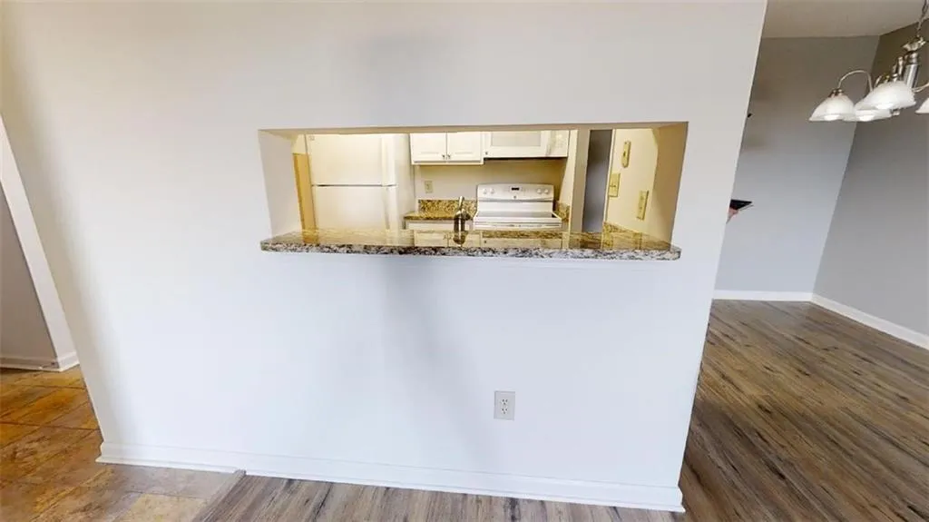 300 Johnson Ferry Road Ne Unit B502, Sandy Springs, Georgia 30328, 1 Bedroom Bedrooms, ,1 BathroomBathrooms,Residential,Sold,300 Johnson Ferry Road Ne Unit B502,7071718