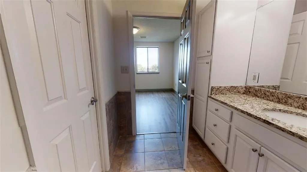 300 Johnson Ferry Road Ne Unit B502, Sandy Springs, Georgia 30328, 1 Bedroom Bedrooms, ,1 BathroomBathrooms,Residential,Sold,300 Johnson Ferry Road Ne Unit B502,7071718