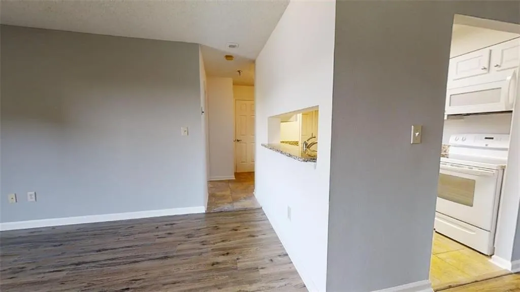 300 Johnson Ferry Road Ne Unit B502, Sandy Springs, Georgia 30328, 1 Bedroom Bedrooms, ,1 BathroomBathrooms,Residential,Sold,300 Johnson Ferry Road Ne Unit B502,7071718