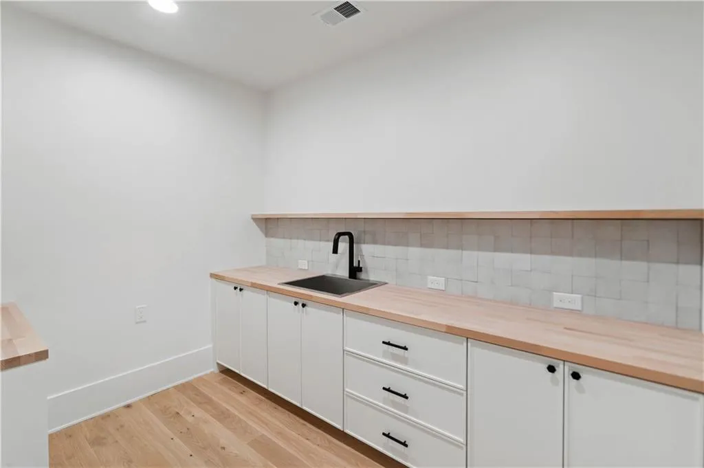 765 Heards Ferry Road, Sandy Springs, Georgia 30328, 6 Bedrooms Bedrooms, ,5 BathroomsBathrooms,Residential,Sold,765 Heards Ferry Road,7207554